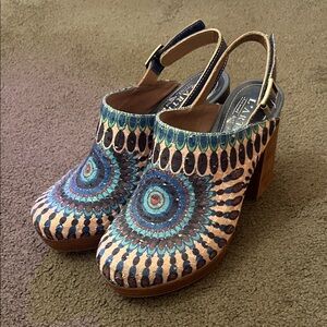 L’artiste Women's Blue and Tan Patterned Clogs